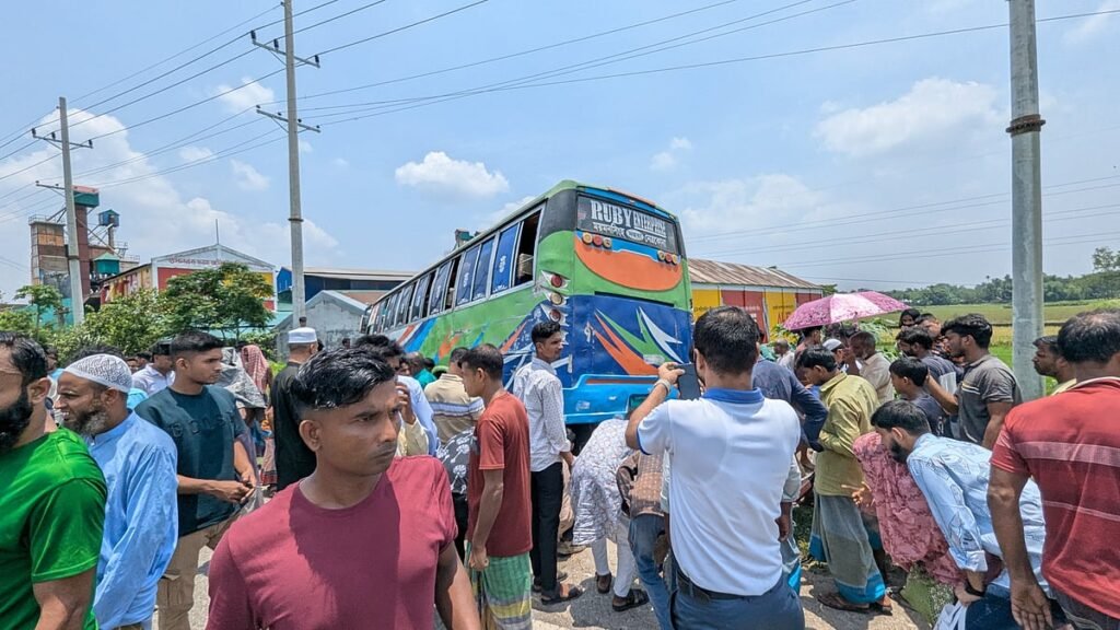 নেত্রকোনায় যাত্রীবাহী বাসের চাপায় মা ও দুই মেয়ে নিহত