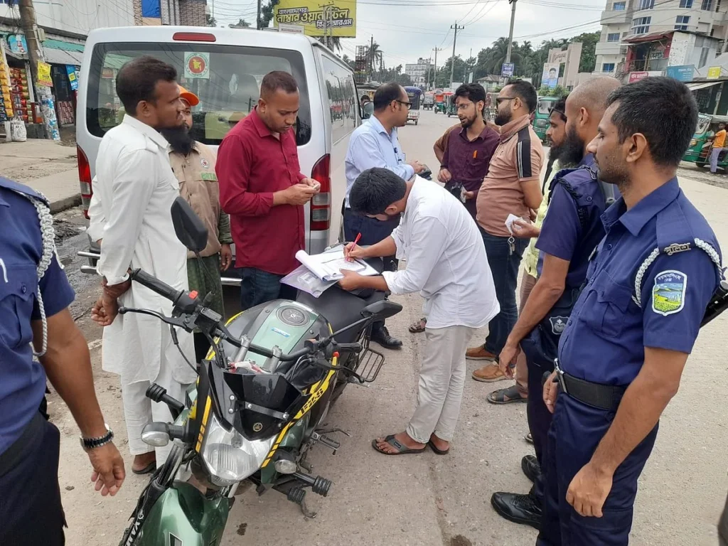 ঈদে ফিরতি যাত্রা নির্বিঘ্ন করতে অভিযান চালাচ্ছে বিআরটিএ