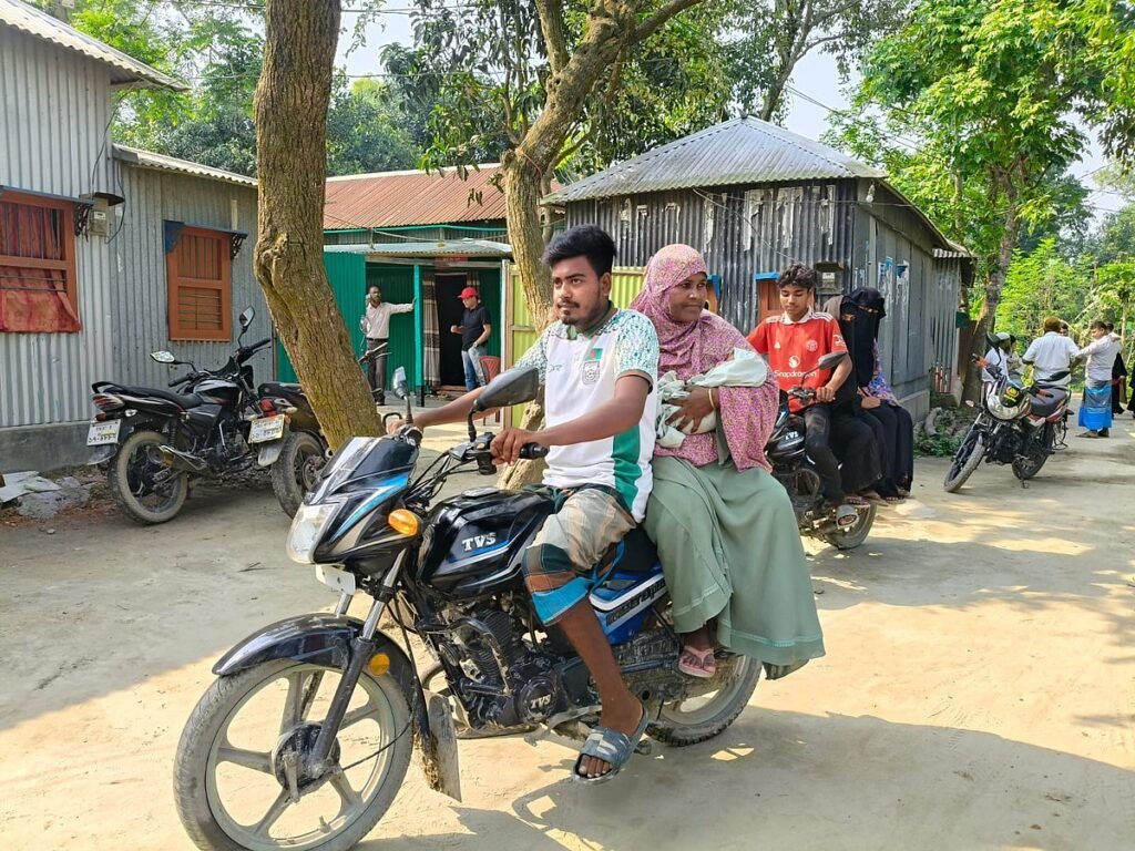 এই চরে নৌকাতে হয় সন্তানের জন্ম, মোটরসাইকেলে হাসপাতালে যেতে হয় অন্তঃসত্ত্বাকে
