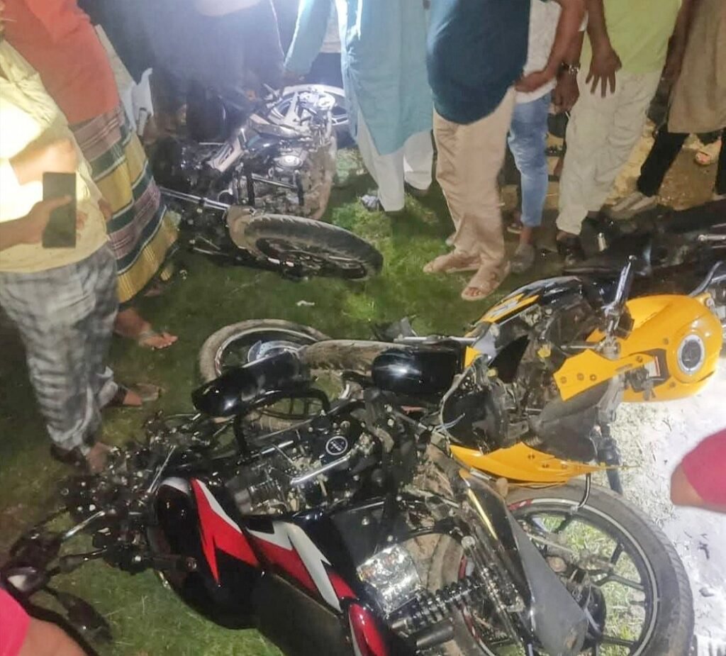 বগুড়ায় তিন মোটরসাইকেলের সংঘর্ষ, দুই তরুণ নিহত
