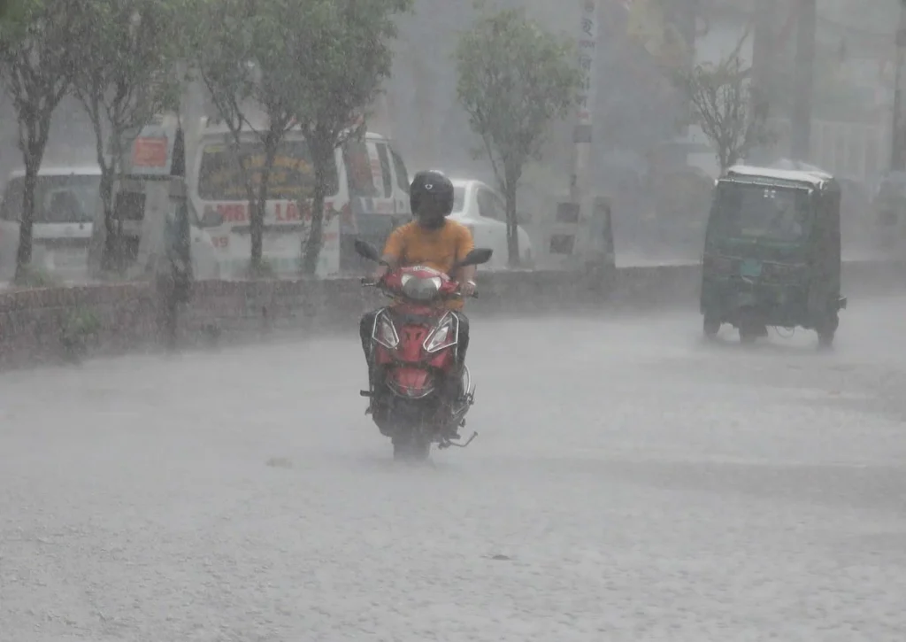 চট্টগ্রাম শহরে ঝুম বৃষ্টি, জলজটে ভোগান্তি