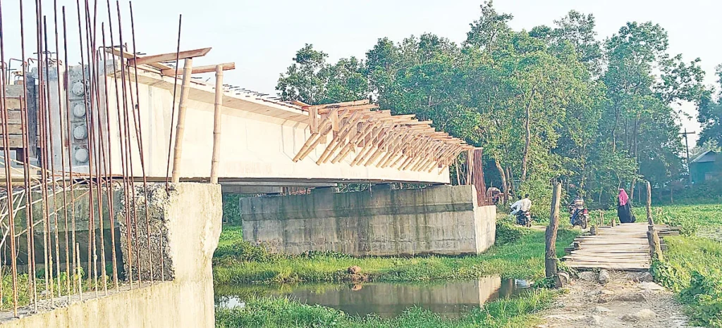 টাঙ্গাইলে ঠিকাদার চলে গেছেন, পাঁচ বছরেও শেষ হয়নি সেতুর কাজ