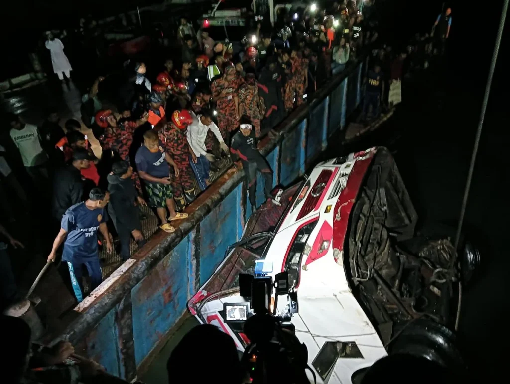 পাটুরিয়া–দৌলতদিয়া নৌপথে আড়াই মাসে দুই বাসডুবি, কেন থামছে না দুর্ঘটনা?
