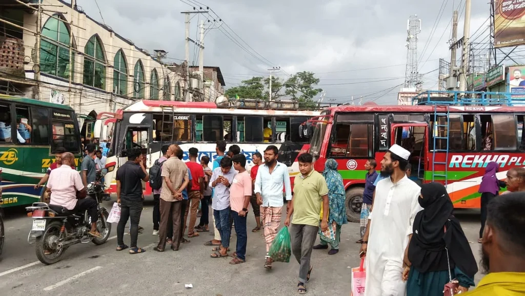 বিজিবির বিরুদ্ধে মারধরের অভিযোগ, প্রতিবাদে জয়পুরহাটে পরিবহনশ্রমিকদের সড়ক অবরোধ