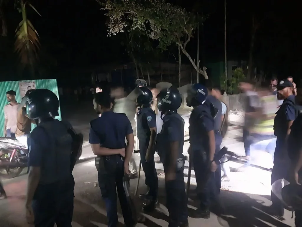 নোয়াখালীতে বিএনপি–আওয়ামী লীগের সংঘর্ষ, মোটরসাইকেল ও কার্যালয়ে আগুন, ভাঙচুর
