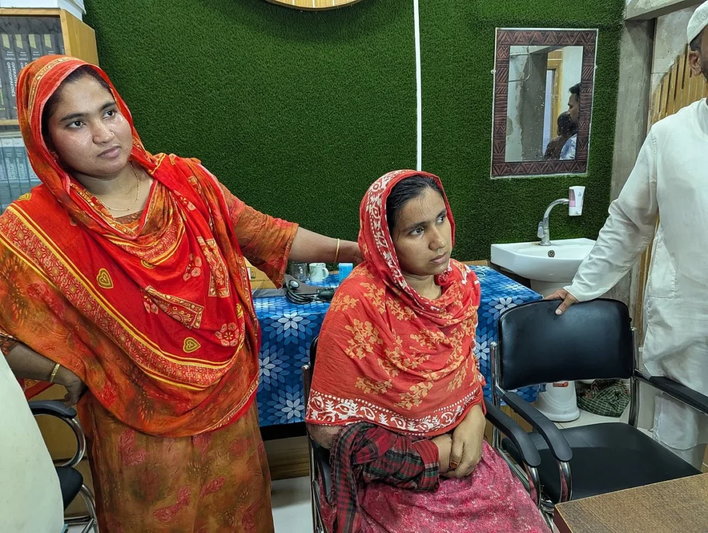 দুর্ঘটনায় বাবা ও ছেলের মৃত্যুর খবর জানেন না চিকিৎসাধীন রিক্তা