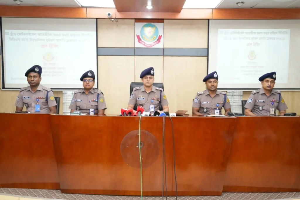 ইট ছুঁড়ে মোটরসাইকেল আরোহীকে আহত করার ভাইরাল সিসিটিভি ভিডিও’র রহস্য উদ্‌ঘাটনসহ দুইজনকে গ্রেফতার করেছে কাফরুল থানা পুলিশ