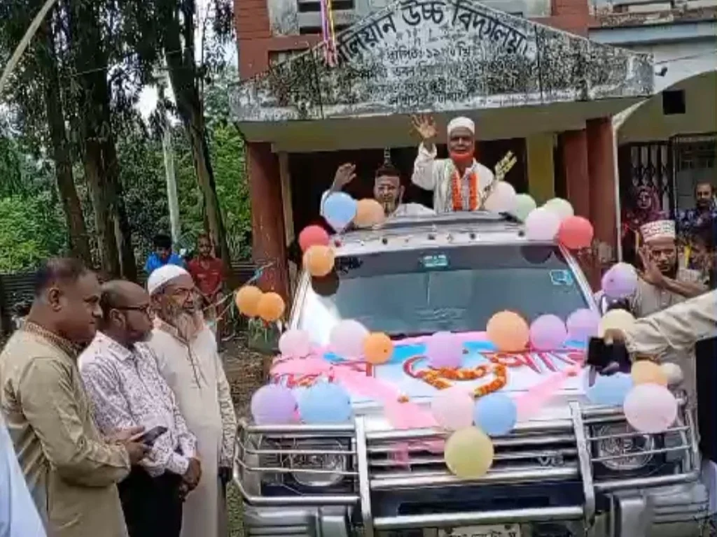 টাঙ্গাইলে বিদায়ী শিক্ষককে ছাদখোলা গাড়িতে বাড়ি পৌঁছে দিলেন সহকর্মী ও শিক্ষার্থীরা