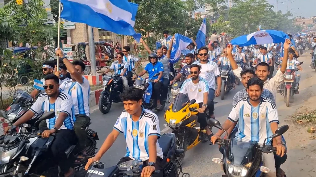 গাইবান্ধায় আর্জেন্টিনার সমর্থকদের বর্ণাঢ্য শোভাযাত্রা