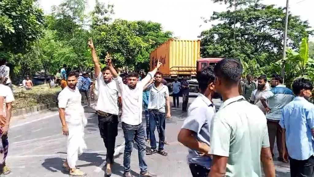 কোথাও গাছ ফেলে, কোথাও মিছিল করে ঢাকা-চট্টগ্রাম মহাসড়ক অবরোধ