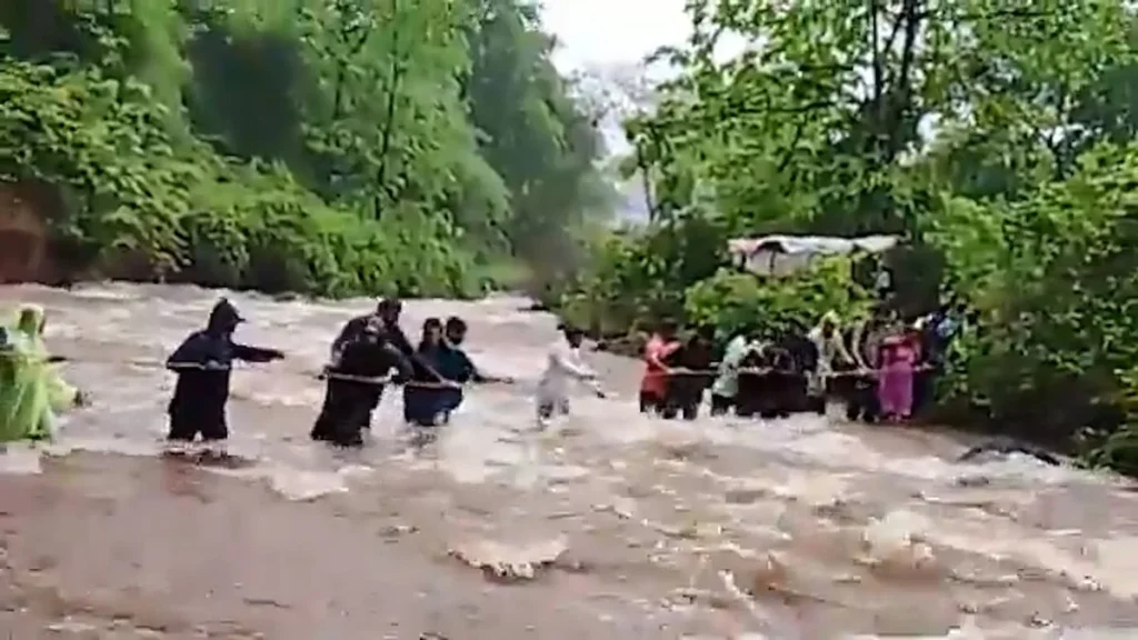 ভারতে বন্যায় আটকে পড়েছেন শতাধিক পর্যটক, মহাসড়কে যান চলাচল বন্ধ