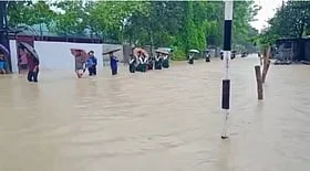 খাগড়াছড়ি-রাঙামাটি সড়কের একাধিক স্থানে হাঁটুপানি, বন্ধ যানবাহন চলাচল
