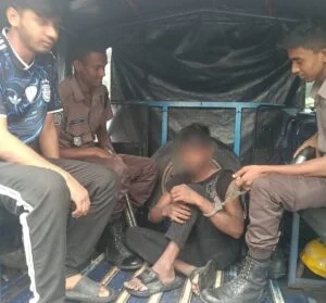বনানীতে ছিনতাইয়ের চেষ্টাকালে হাতেনাতে এক ছিনতাইকারীকে আটক করেছে ট্রাফিক পুলিশ