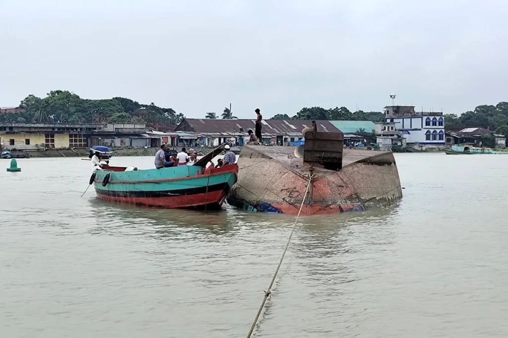 ৫ হাজার বস্তা ধান-চাল নিয়ে মেঘনা মোহনায় উল্টে গেছে কার্গো
