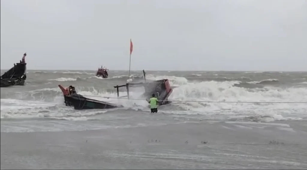 বঙ্গোপসাগরে ডুবেছে দুটি ট্রলার, ১৬ জেলে উদ্ধার হলেও নিখোঁজ দুজন