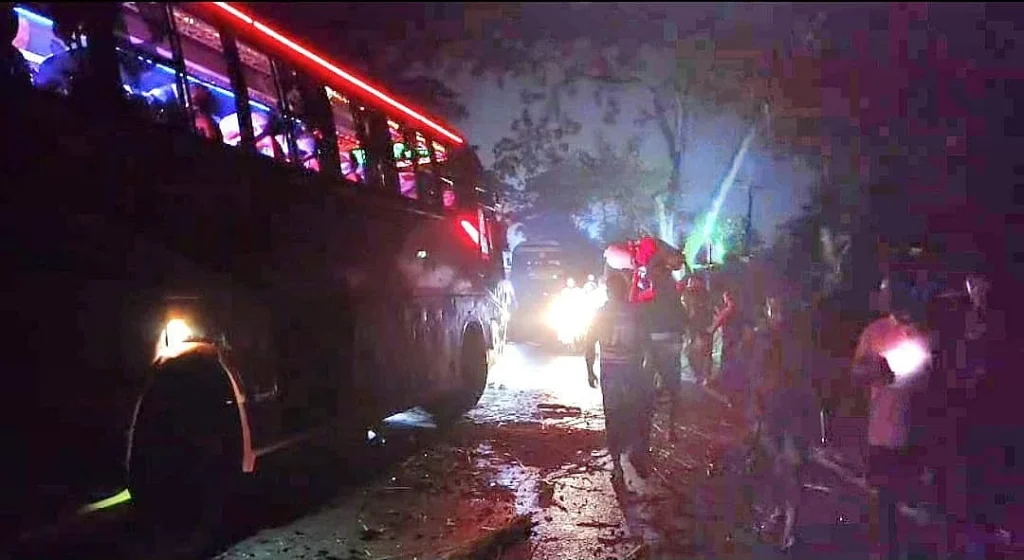 ভাঙ্গায় বাসচাপায় ৫ নিহত, ৬ যানবাহনে আগুন