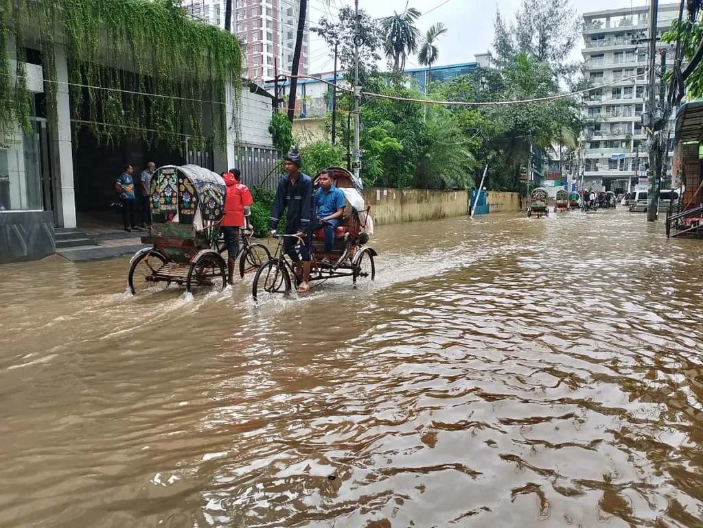 চট্টগ্রামে ১২ ঘণ্টায় ১২৯ মিলিমিটার বৃষ্টি, সড়কে হাঁটুপানি