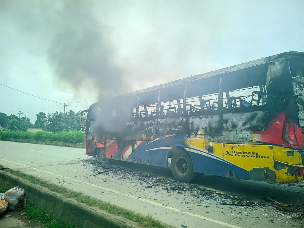 রংপুরে বাসচাপায় মাদ্রাসার সুপার নিহত, মহাসড়ক অবরোধ করে বাসে আগুন