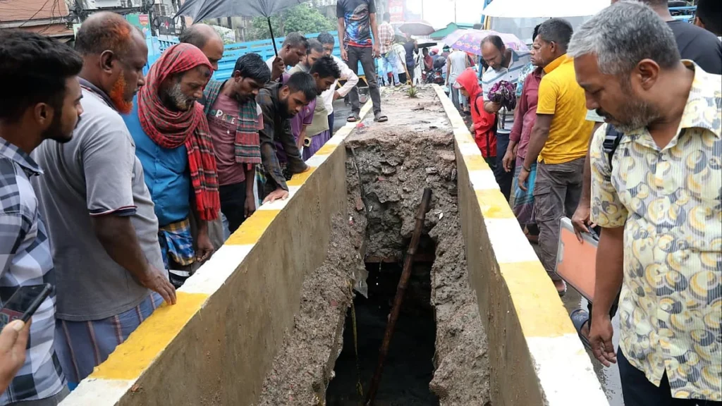 বৃষ্টিতে ধোলাইখালে সড়ক বিভাজকের নিচে ধস, বন্ধ যান চলাচল