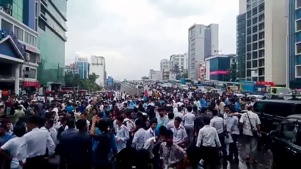 শিক্ষামন্ত্রীর পদত্যাগের দাবিতে উত্তরায় শিক্ষার্থীদের সড়ক অবরোধ