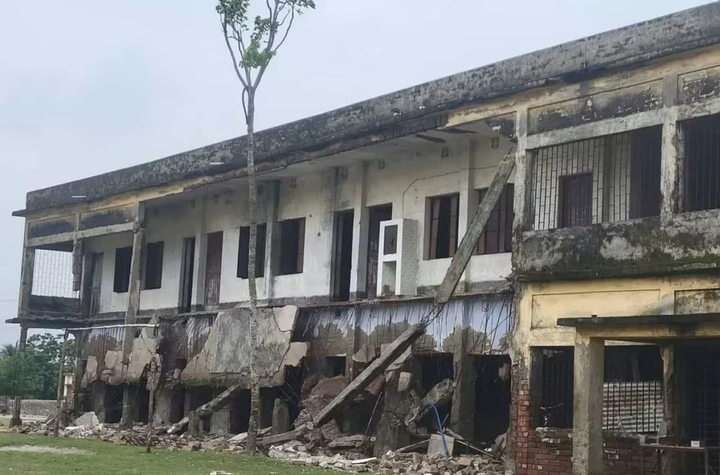 ছুটির দিনে ধসে পড়ল স্কুল ভবন, এড়ানো গেল বড় দুর্ঘটনা