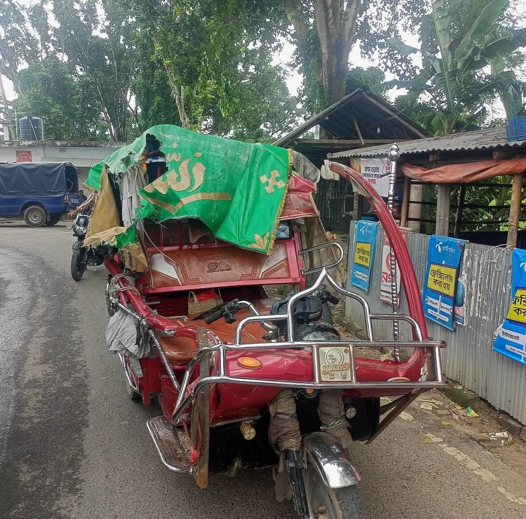 বাগমারায় ট্রাকের ধাক্কায় ৬ শিক্ষার্থী আহত, স্নাতক পরীক্ষা দিতে পারলেন না