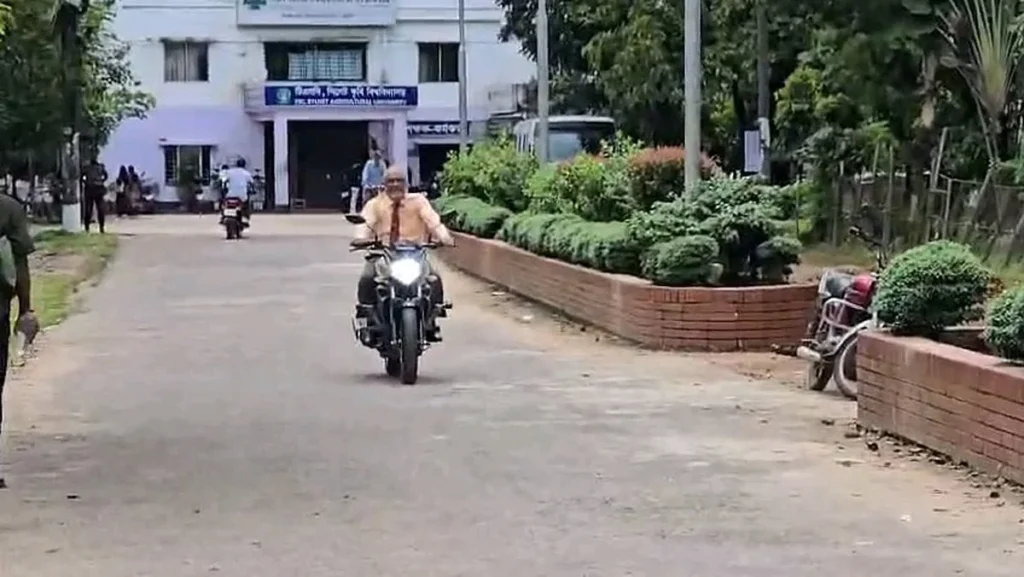 হেলমেট ছাড়া মোটরসাইকেল চালালেন সিলেট কৃষি বিশ্ববিদ্যালয়ের উপাচার্য, সমালোচনা