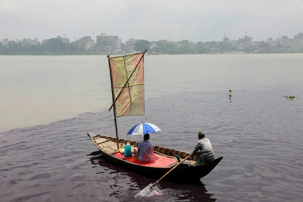 শিল্পবর্জ্যে বুড়িগঙ্গা দূষণ, ধোঁয়ায় আচ্ছন্ন শ্যামপুর