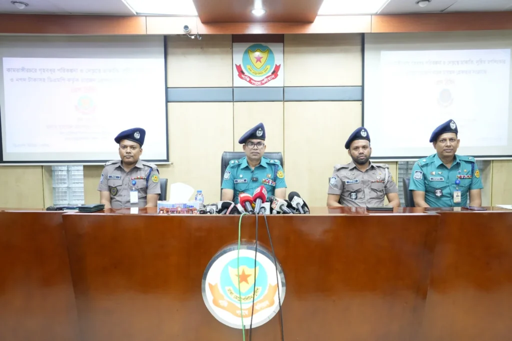 কামরাঙ্গীরচরে গৃহবধূর পরিকল্পনা ও নেতৃত্বে ডাকাতি; লুন্ঠিত স্বর্ণালঙ্কার ও নগদ টাকাসহ চারজনকে গ্রেফতার করেছে ডিএমপি