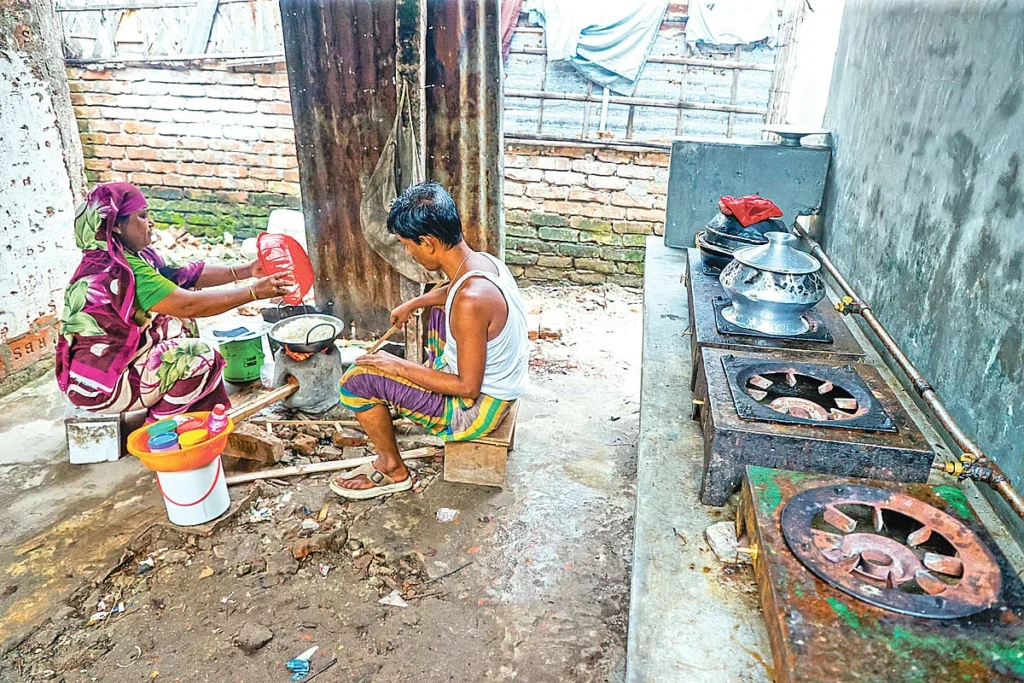 রান্নার চুলা জ্বলছে না, সিএনজিচালিত যানবাহন নিয়েও ভোগান্তি