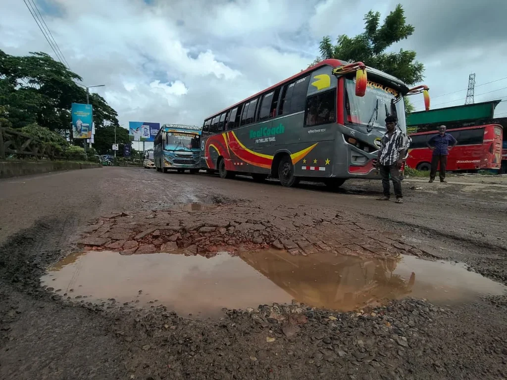 ভাঙা সড়কে প্রতিদিনের ভোগান্তি