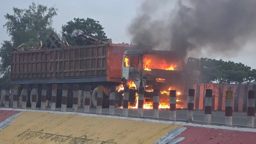 ঢাকা-চট্টগ্রাম মহাসড়কে লরিতে হঠাৎ আগুন, আতঙ্ক