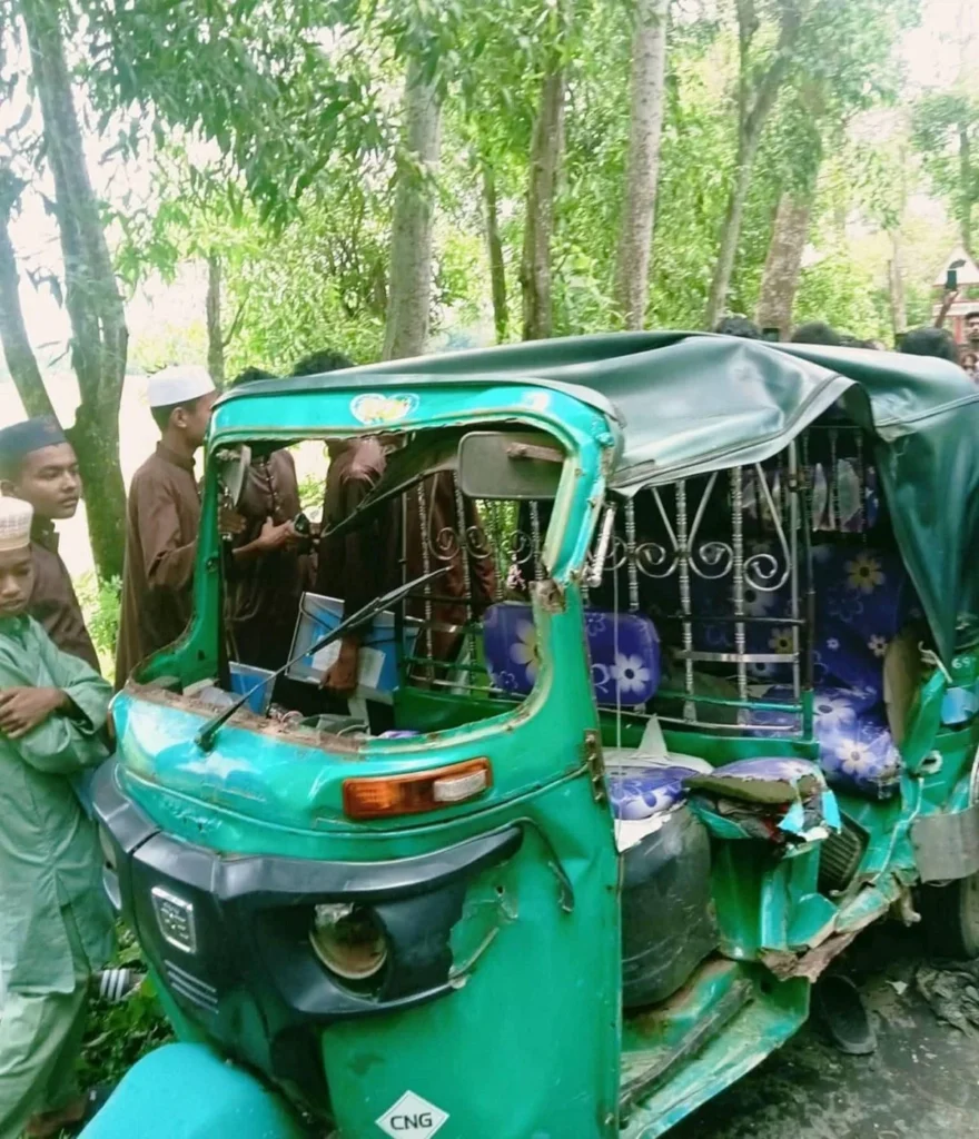 মোটরসাইকেলের চাপায় পথচারী, ট্রাক্টরের ধাক্কায় গেল অটোরিকশাযাত্রীর প্রাণ