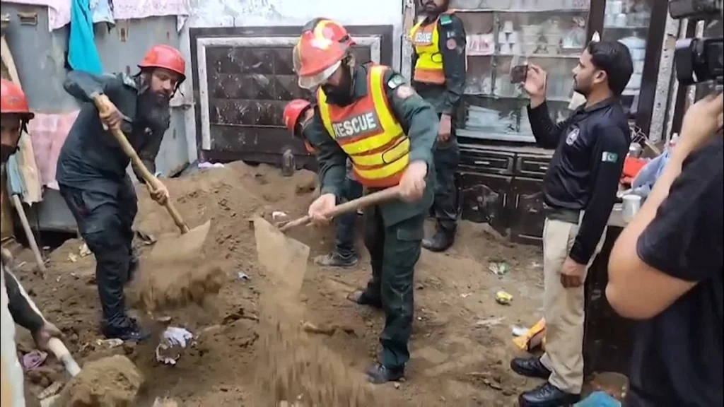 পাকিস্তানে কোচিং সেন্টারের ছাদ ধসে নিহত ১৪ শিশু, কীভাবে ঘটল দুর্ঘটনা