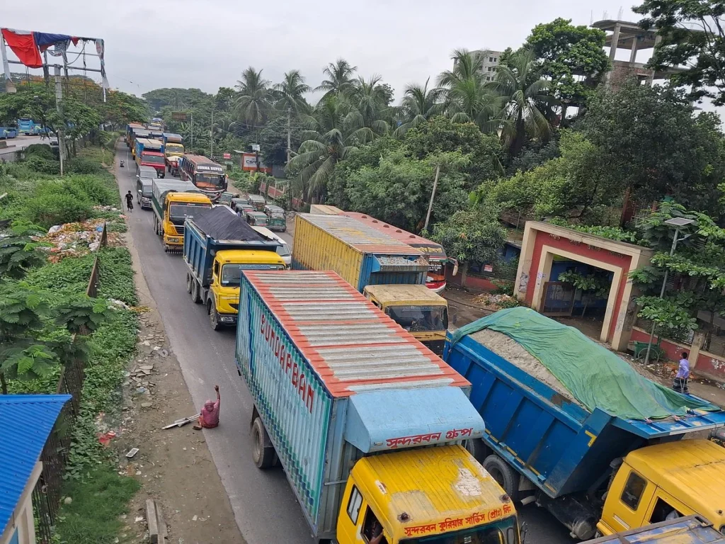 ঢাকা-চট্টগ্রাম মহাসড়কে সাত কিলোমিটার যানজট, দুর্ভোগে যাত্রীরা