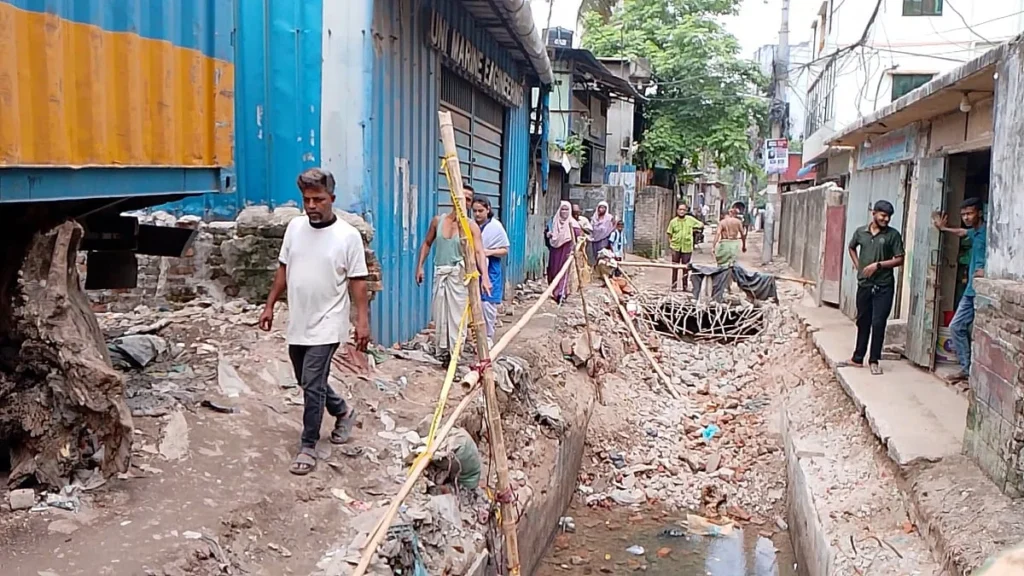 চট্টগ্রামে দুই সংস্থার দ্বন্দ্বে ঝুলে আছে নালার সংস্কার, ঝুঁকিতে পথচারীরা