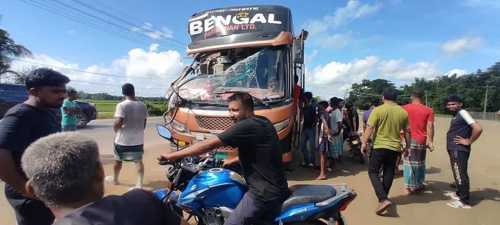 সকালে পৃথক সড়ক দুর্ঘটনায় নিহত ১৫ জন