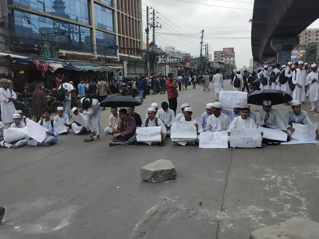 টঙ্গীতে সড়ক দুর্ঘটনায় মাদ্রাসাশিক্ষার্থী নিহত, মহাসড়ক অবরোধ করে বিক্ষোভ