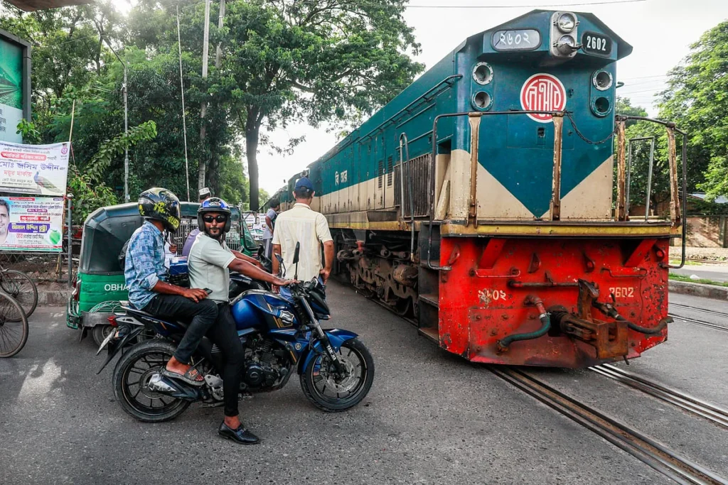 রেলক্রসিংয়ে বেপরোয়া পারাপার
