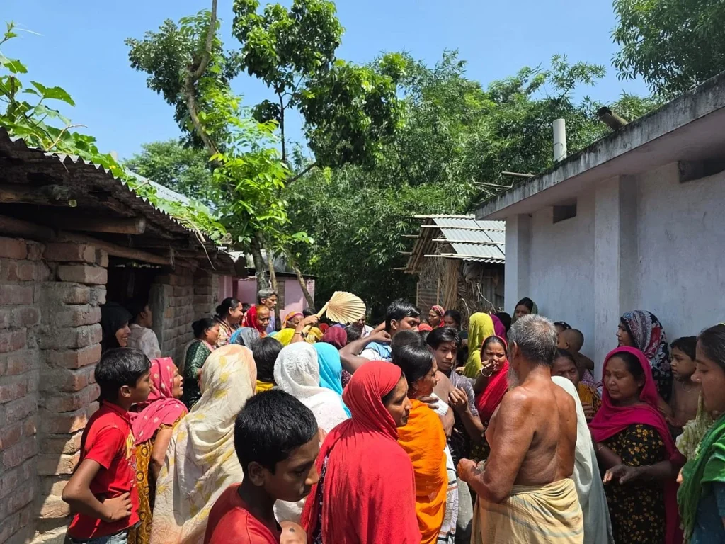 তারে গামছা শুকাতে দিতে গিয়ে পুত্রবধূ বিদ্যুৎস্পৃষ্ট, বাঁচাতে গিয়ে মারা গেলেন শ্বশুরও
