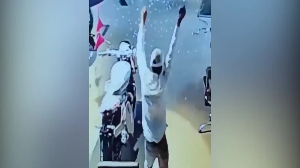 কফি খেয়ে, গোসল করে নাচল, শেষে ৫ লাখ রুপির বাইক নিয়ে উধাও