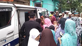 সড়কের পাশে জটলা দেখে এগিয়ে যান যুবক, দেখেন দুর্ঘটনায় আহত হয়ে কাতরাচ্ছেন তাঁরই চাচা